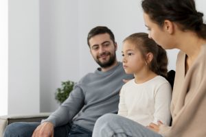 pais em sessão de acolhimento após diagnóstico de autismo
