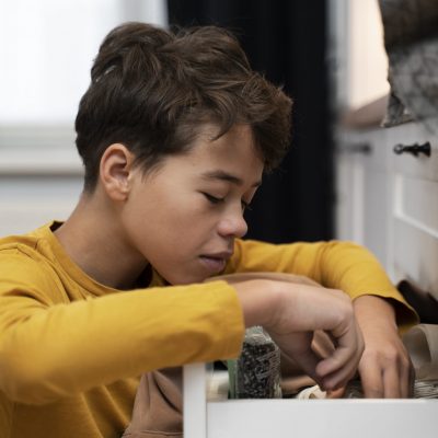 Adolescente autista organizando seus materiais como exercício de autonomia.